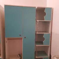 تخت و کمد و نوجوان