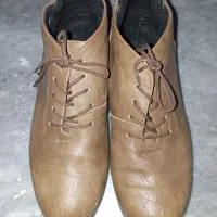 یک جفت کفش چرم شماره ۳۶ قهوهای رنگ نیم پوت