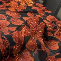 پارچه موجود در دو رنگ قرمز و نارنجی