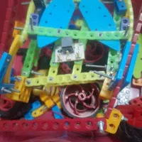 وسایل الکترونیکی به همراه پیچ و مهره