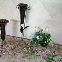 گلـدان فلـزی پایه دار (دوعـدد)  و گـل مصنـوعـی|گل مصنوعی|قم, چهار مردان|دیوار