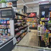 صندوق دار ماهر در سوپر مارکت