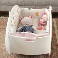 گهواره کنار مادر نوزاد