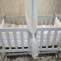 تخت کنار مادر