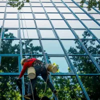 پیچ رولپلاک و شستشوی نما.کار در ارتفاع با طناب|خدمات پیشه و مهارت|ارومیه, |دیوار