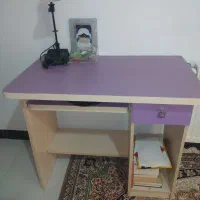 میز تحریر و کامپیوتر