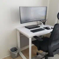 میز تحریر و کامپیوتر
