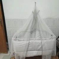 تخت کنار مادر