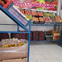 قفسه میوه فروشی به همراه بنر
