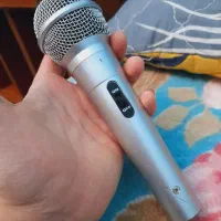 یک عدد میکروفون برای ضبط . باند . آمپلی . اسپیکر .