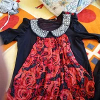 تعدادی لباس زنانه نوبه فروش میرود