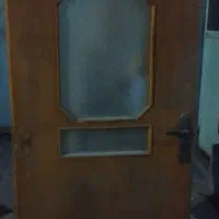 درچوبی سالم‌ با چهارچوب و دستگیره و لولا سالم