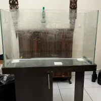 اکواریوم بزرگ با میز