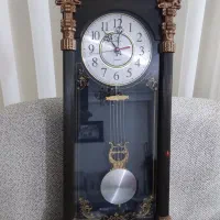 ساعت دیواری پاندول دار.