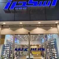 فروشنده در نمایندگی (اسکچرز گیشا)