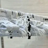 تعدادی چوب لباسی و رگال دیواری بوتیک نصف قیمت خرید