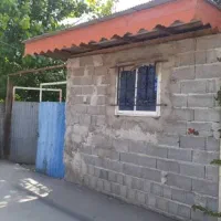 یک زمین 220 متری داخل یک اتاق 20 متری دور دیوار