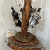 دکور بار با تنه قدمت دار و تاریخ خورده