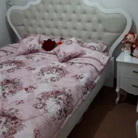 تخت خواب دو نفره همراه یک پاتختی