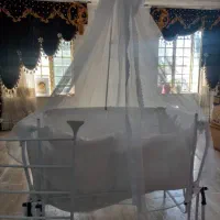 گهواره کنارتخت مادر