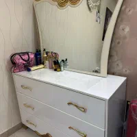 تخت خواب دونفره و کنسول آیینه و میز کنار تختی|تخت و سرویس خواب|ورامین, ورامین|دیوار