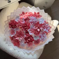 دسته گل و باکس هدیه روبانی