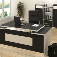 فروشنده و راننده خانم با حقوق بالا