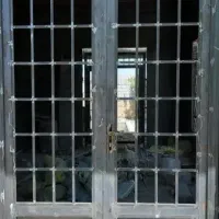 در و پنجره آهنی ساختمان مسکونی