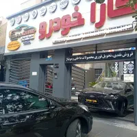 منشی خانم جهت پاسخگویی به تلفن