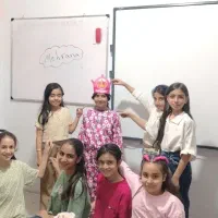 کلاس زبان با آموزش خلاقانه و مدرن ترین روش ها