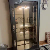 گنجه تمیز و شیک با نورپردازی داخلی