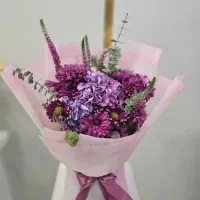 دست گل تولد بنفش ( گل فروشی گلاریس )