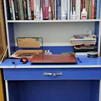 میز تحریر کتابخانهای