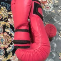 دستکش بوکس و کلاه و باند رول و لثه بند در حد نو