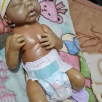 نوزاد طبیعی تازه بدنیا آمده و چند تا عروسک دیگر