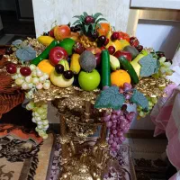 کاسه میوه کنار سالنی