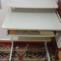 میز تحریر و کامپیوتر