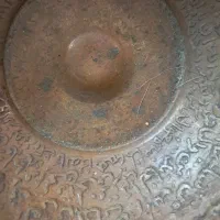 بشقاب کوچک قلم کاری وکاسه آیه قرآن نوشته شده|کلکسیون اشیاء عتیقه|تهران, آسمان|دیوار