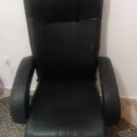 یک عدد صندلی مدیریتی جک دار و سه عدد صندلی انتظار