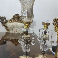 یک جفت چراغ خواب یکی از شیشه های شکسته