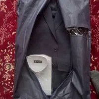 کت شلوارسورمه ای. پیراهن سفید .سه قلم