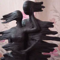 مجسمه سنگی زوج در ابر و باد