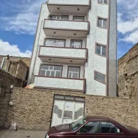 آپارتمان  چهار طبقه و هر طبقه تک واحده
