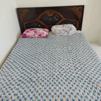 تخت و خواب و پاتختی