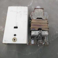 خریدار. آبگرمکن سالم و خراب. سوراخ