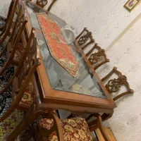 یه عدد میز ناهار خوری بدون صندلی