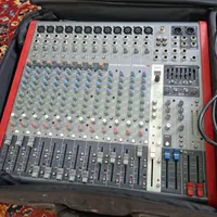 یک عدد میکسر ‌صوتی.‌... آمپلی فایر