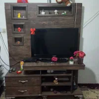 یک عدد میز تلوزیون چوبی