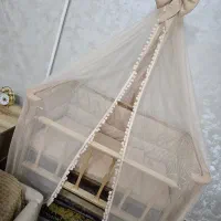 تخت کنار مادر