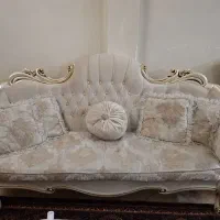 مبلمان کلاسیک همراه با میز ناهار خوری چوبی